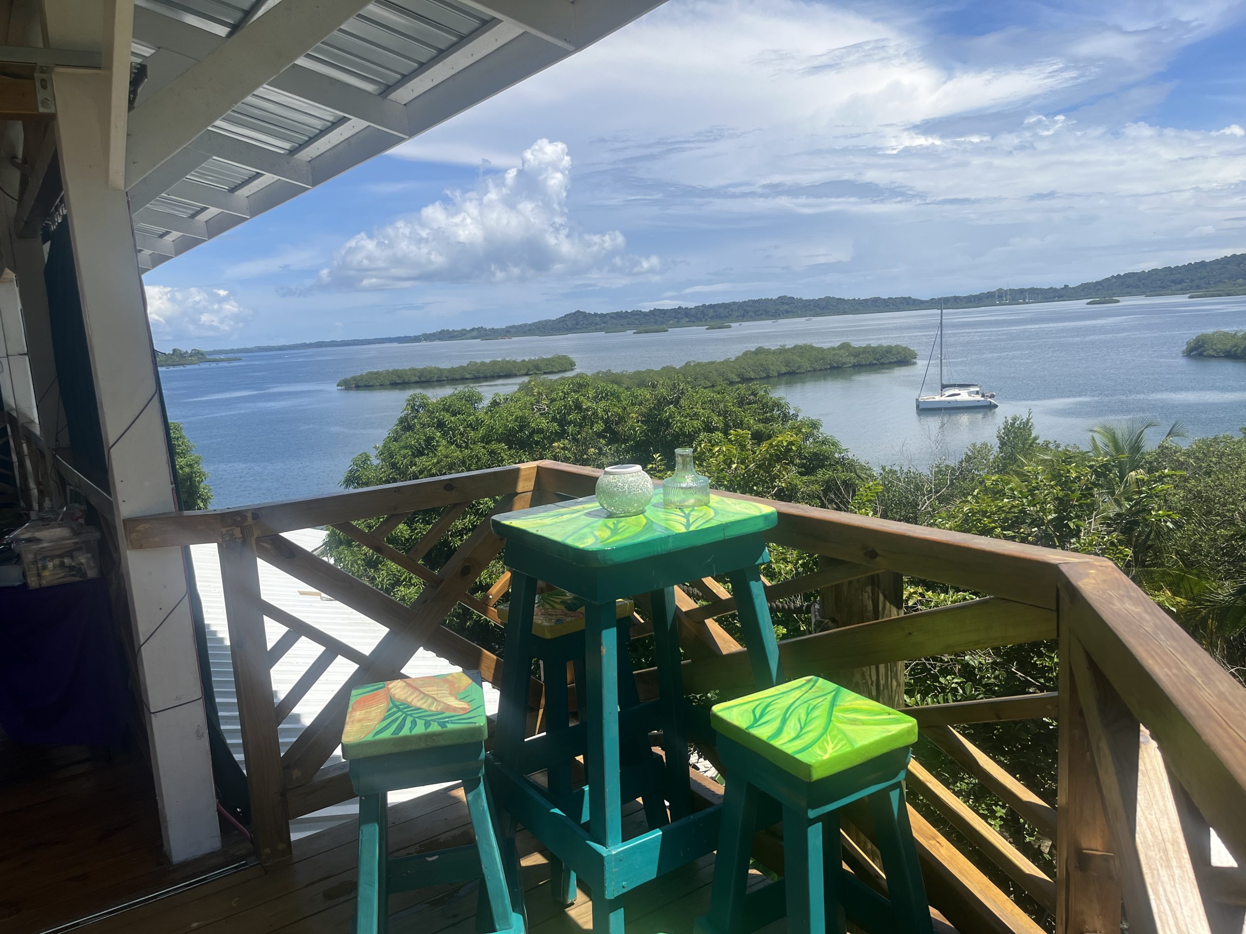 Terrace table with a view over Bahia Honda and the islands
